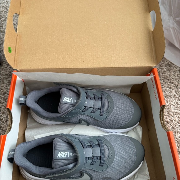 Nike 12C Kids Gray Tennis Shoes - Picture 3 of 5